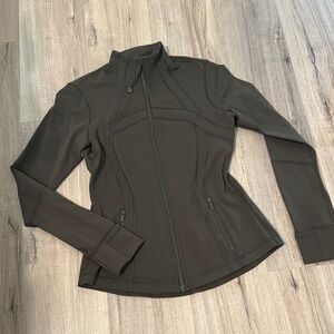 Lululemon Athletica Green Sweatshirt with High Collar and Fitted Design